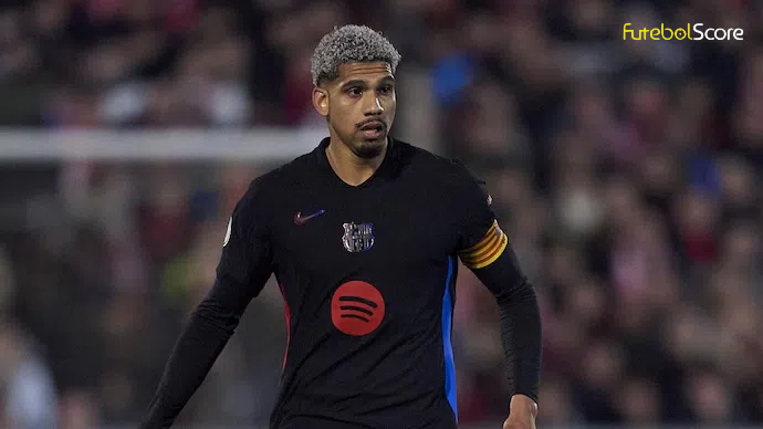 O Arsenal poderá apresentar uma proposta para Ronald Araújo este mês